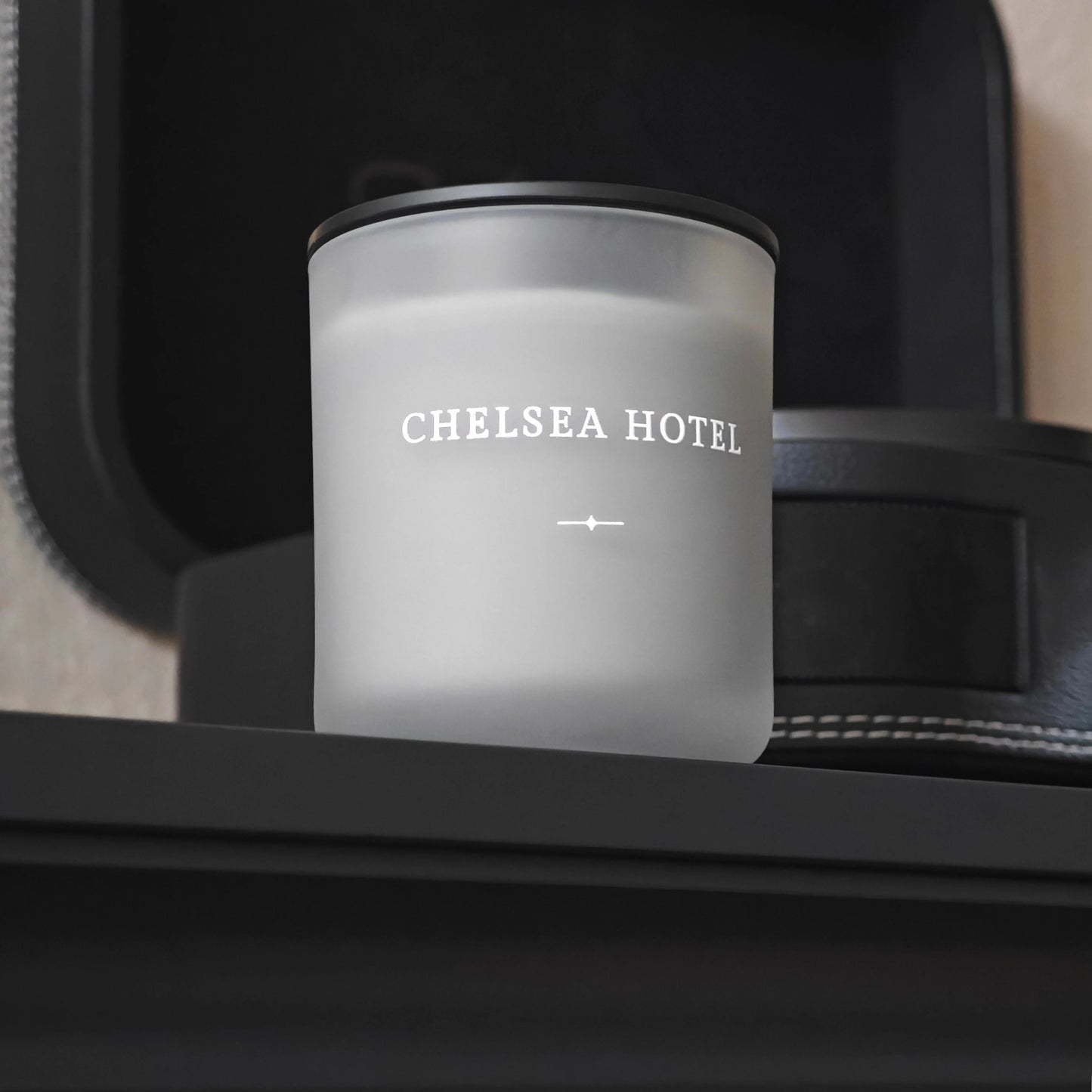 Chelsea Hotel Kerze – inspiriert von Taylor Swifts The Tortured Poets Department. Die elegante, albumgetreue Farbe ergänzt den Stil der Ära. Platziert auf einem Kamin neben einem Schallplattenspieler, der Taylor Swifts Musik spielt, mit passendem schwarzen Deckel.
